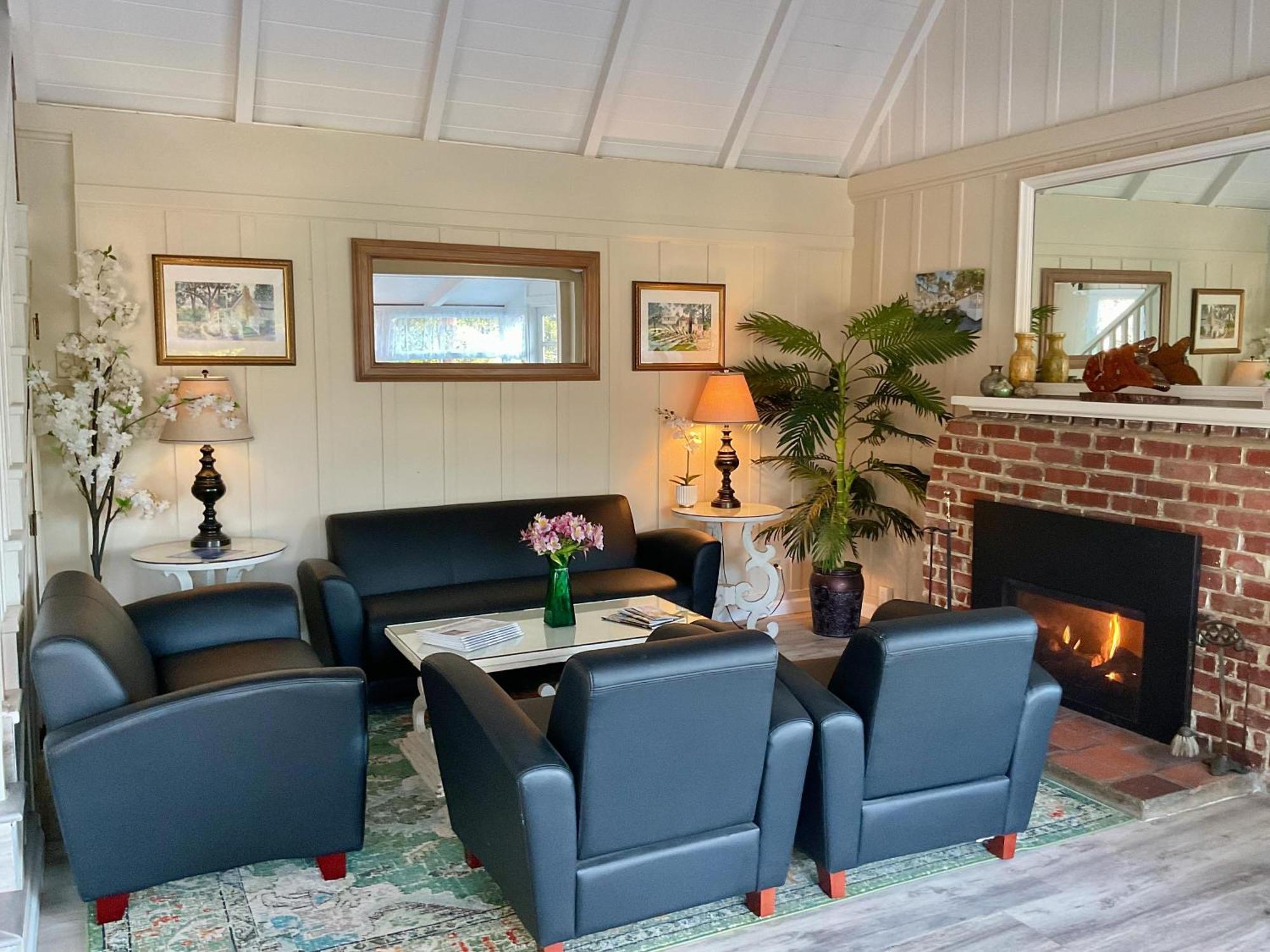 Carmel Green Lantern Inn ภายนอก รูปภาพ